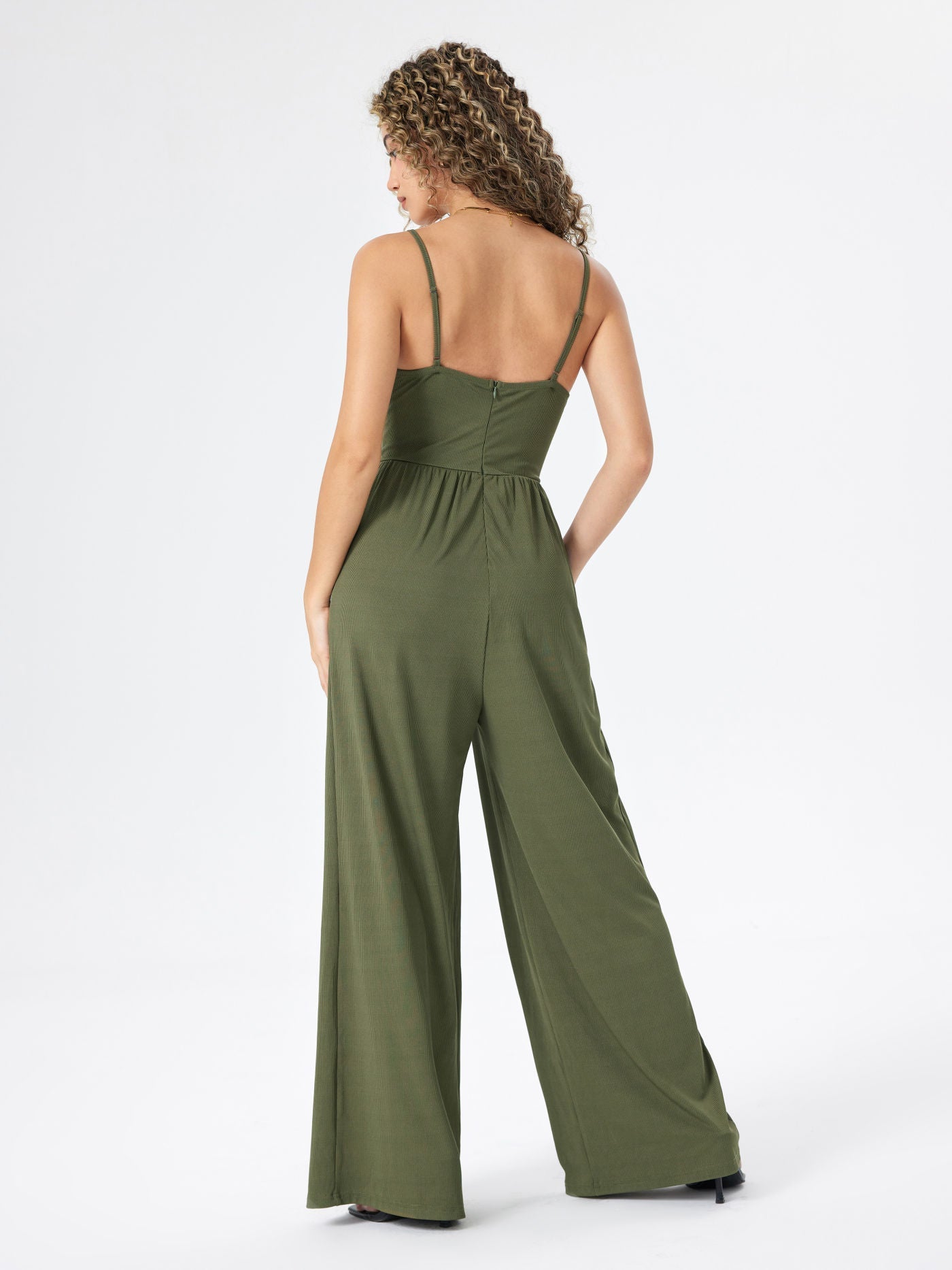Jasmine V-hals Cami Wijde Pijpen Jumpsuit in olijfgroen, zwart en khaki. 2