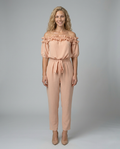 Jessie off-shoulder jumpsuit met elegante tailleband in perzikkleur