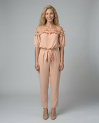 Jessie off-shoulder jumpsuit met elegante tailleband in perzikkleur