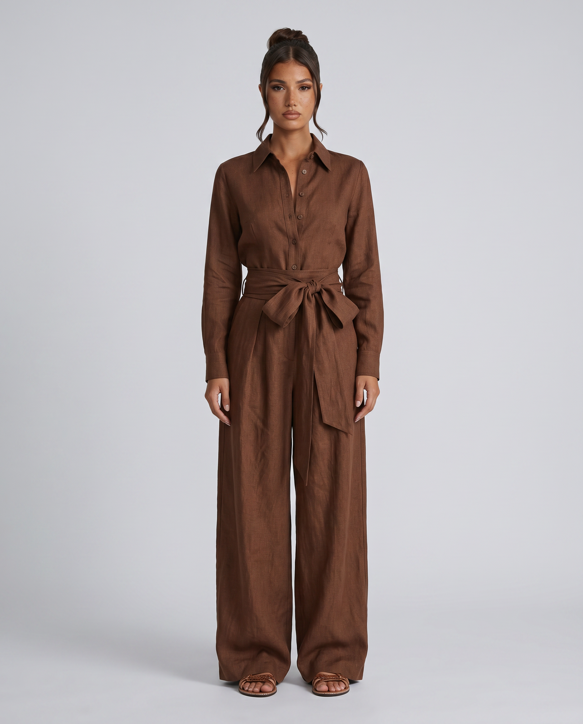 Juliet jumpsuit met shirtkraag en lange mouwen in bruin en wit.