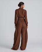 Juliet jumpsuit met shirtkraag en lange mouwen in bruin en wit. 2
