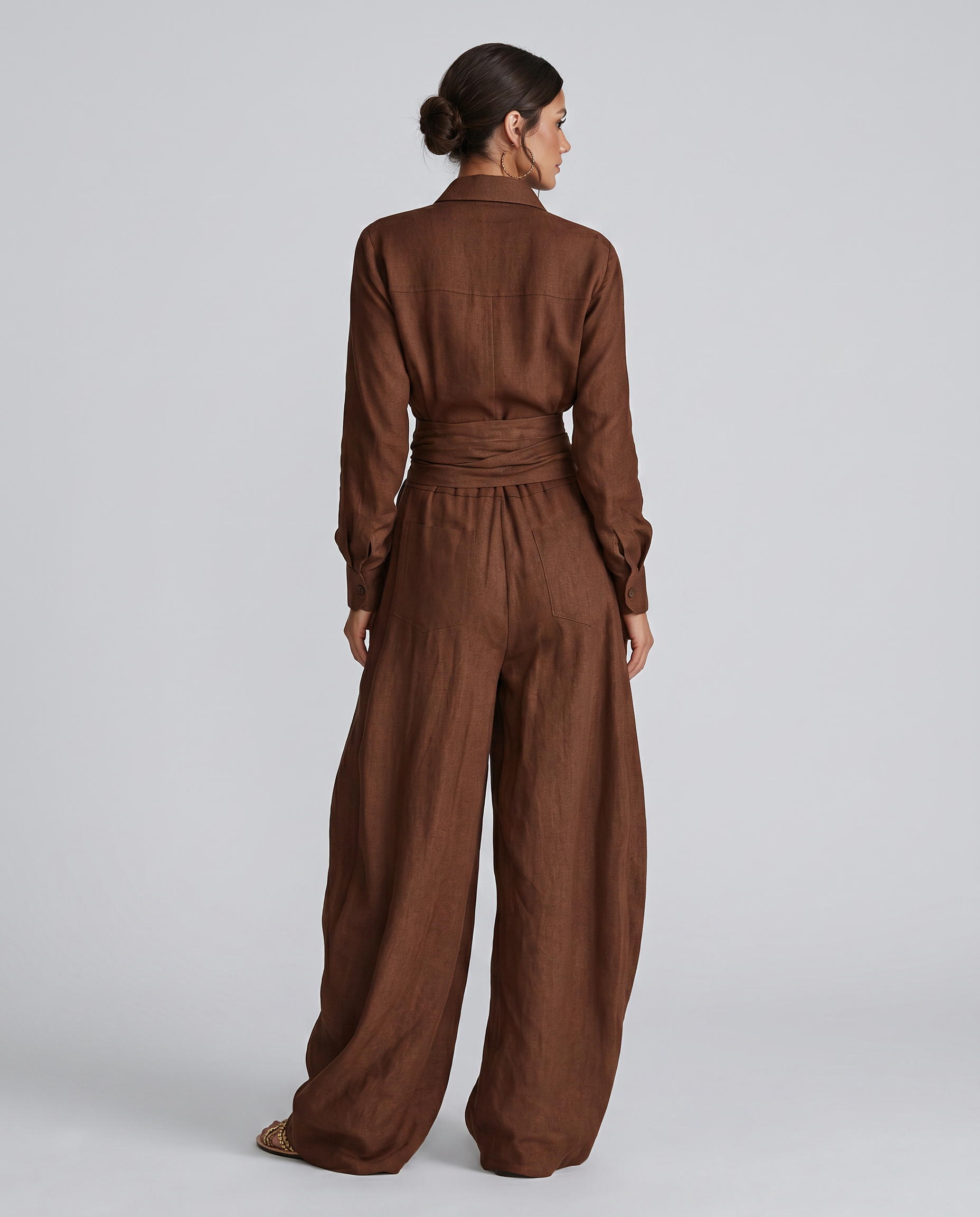Juliet jumpsuit met shirtkraag en lange mouwen in bruin en wit. 2