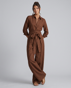 Juliet jumpsuit met shirtkraag en lange mouwen in bruin en wit. 3
