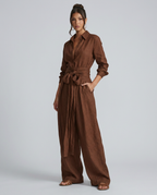 Juliet jumpsuit met shirtkraag en lange mouwen in bruin en wit. 4
