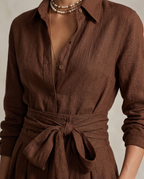 Juliet jumpsuit met shirtkraag en lange mouwen in bruin en wit. 5
