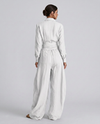 Juliet jumpsuit met shirtkraag en lange mouwen in bruin en wit. 7