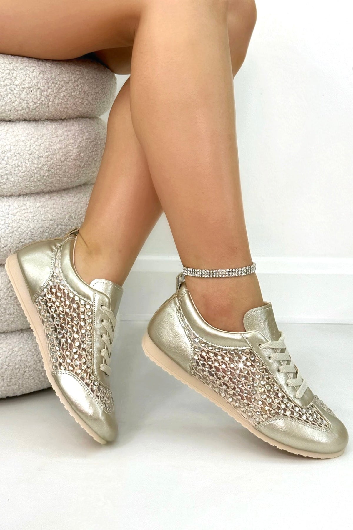 Kristallen Contour Sprankelende Paneel Sneakers in Goud