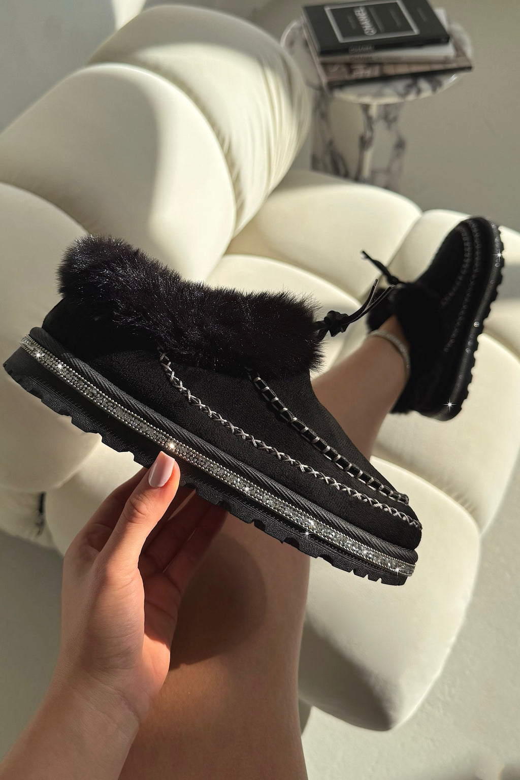 Kristallen faux fur gevoerde zwarte slippers voor dames.