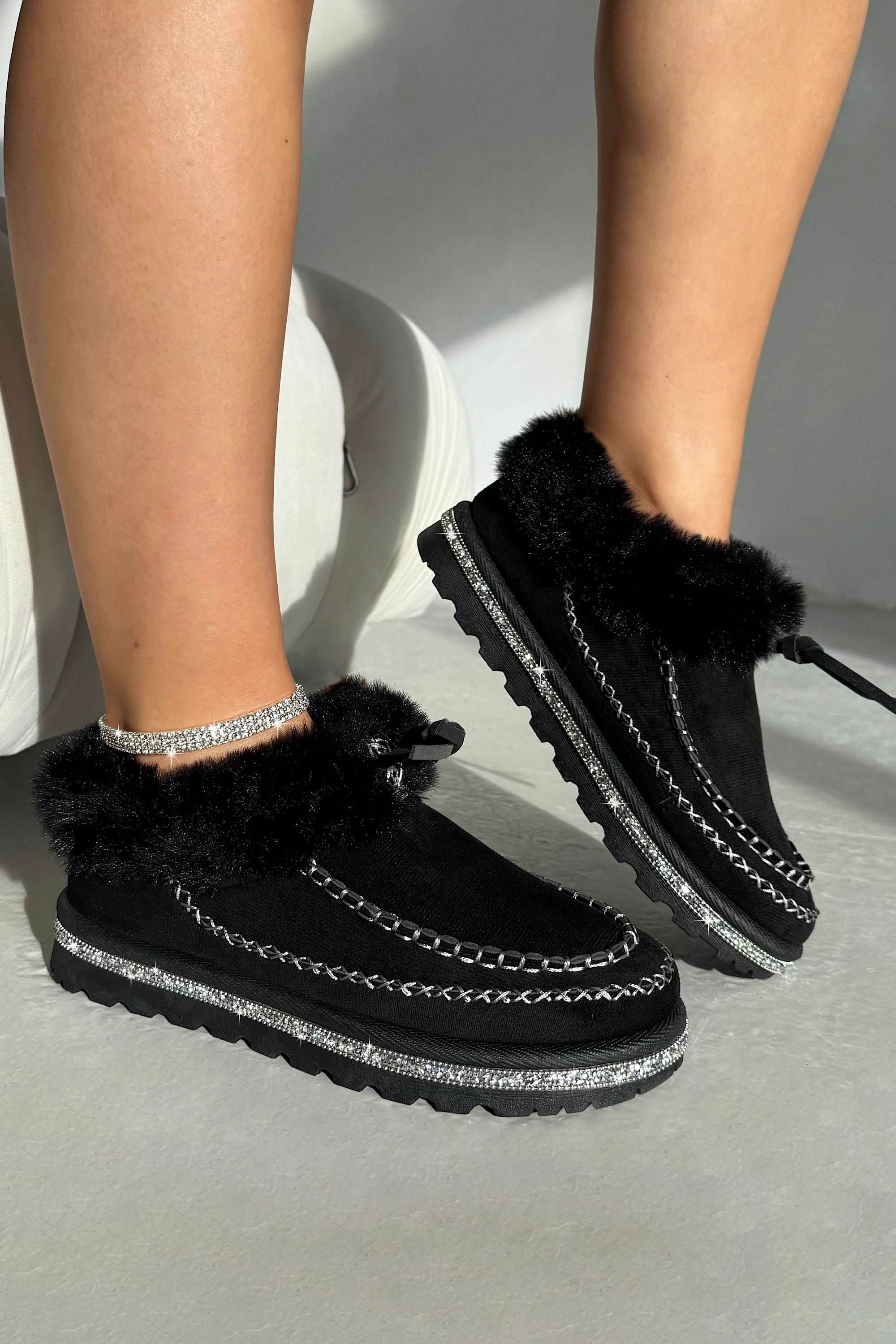 Kristallen faux fur gevoerde zwarte slippers voor dames. 2