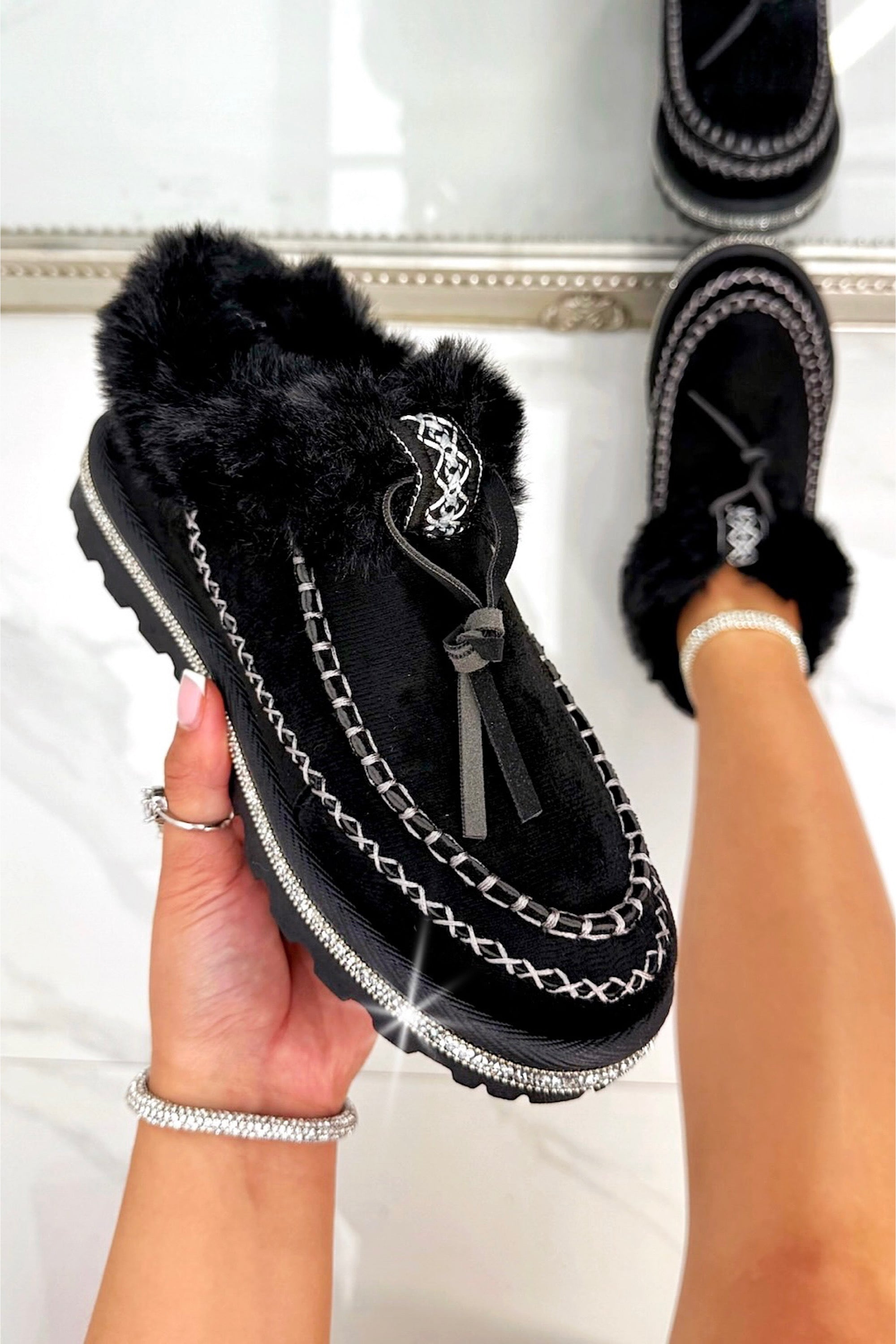 Kristallen faux fur gevoerde zwarte slippers voor dames. 5