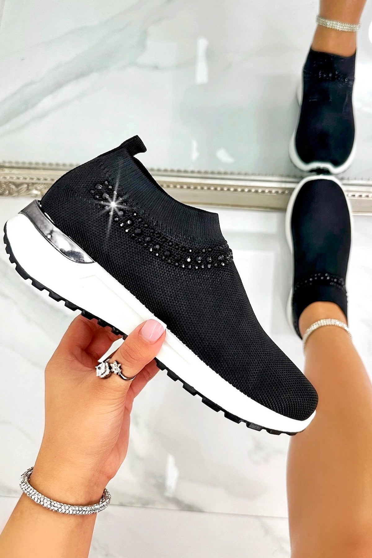 Kristallen Halo Comfort Stretch Slip On Trainers in zwart met sprankeling.