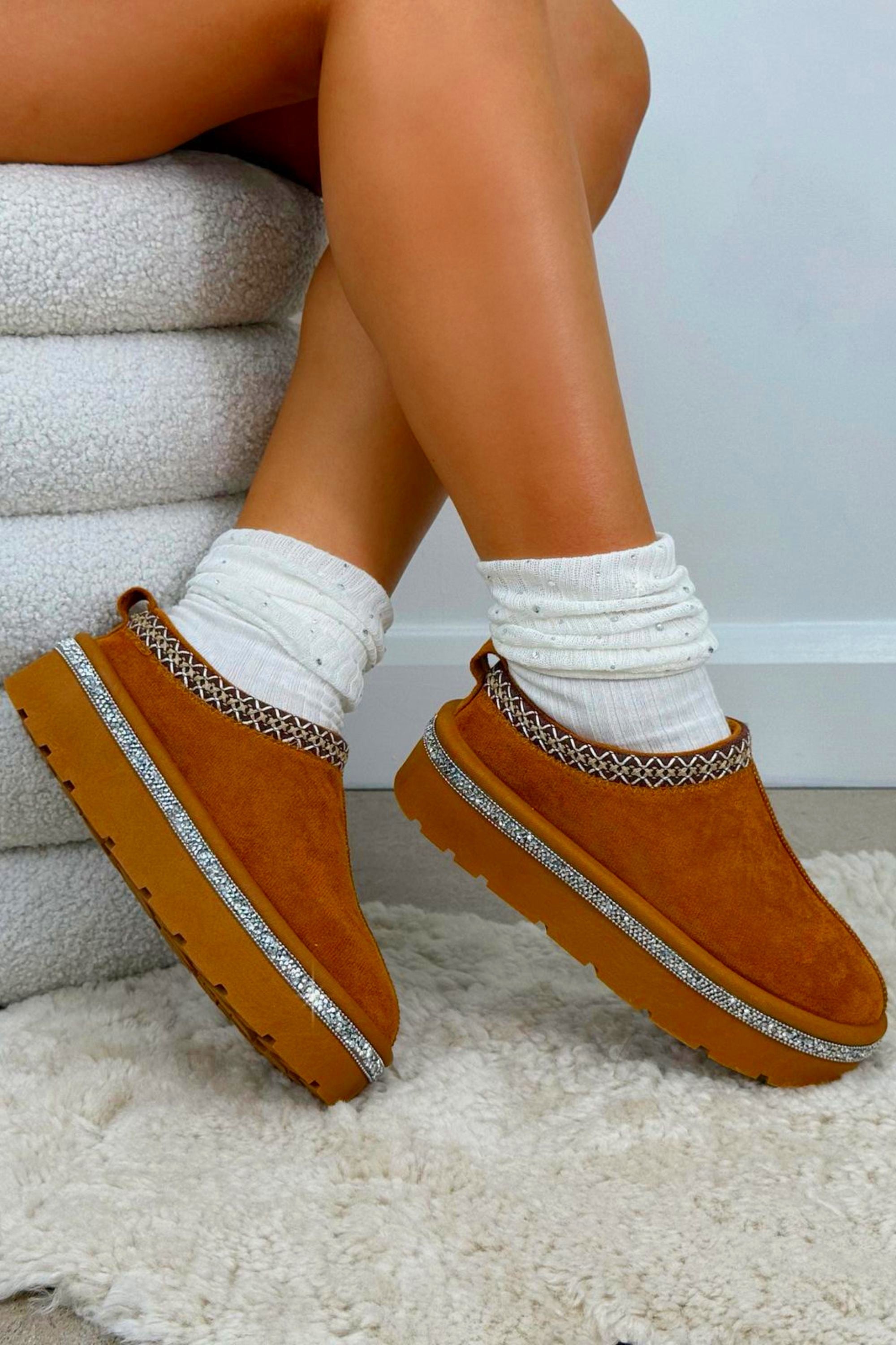 Luxe Kristallen Platform Tazgirl Slippers in Camel met faux-fur voering.
