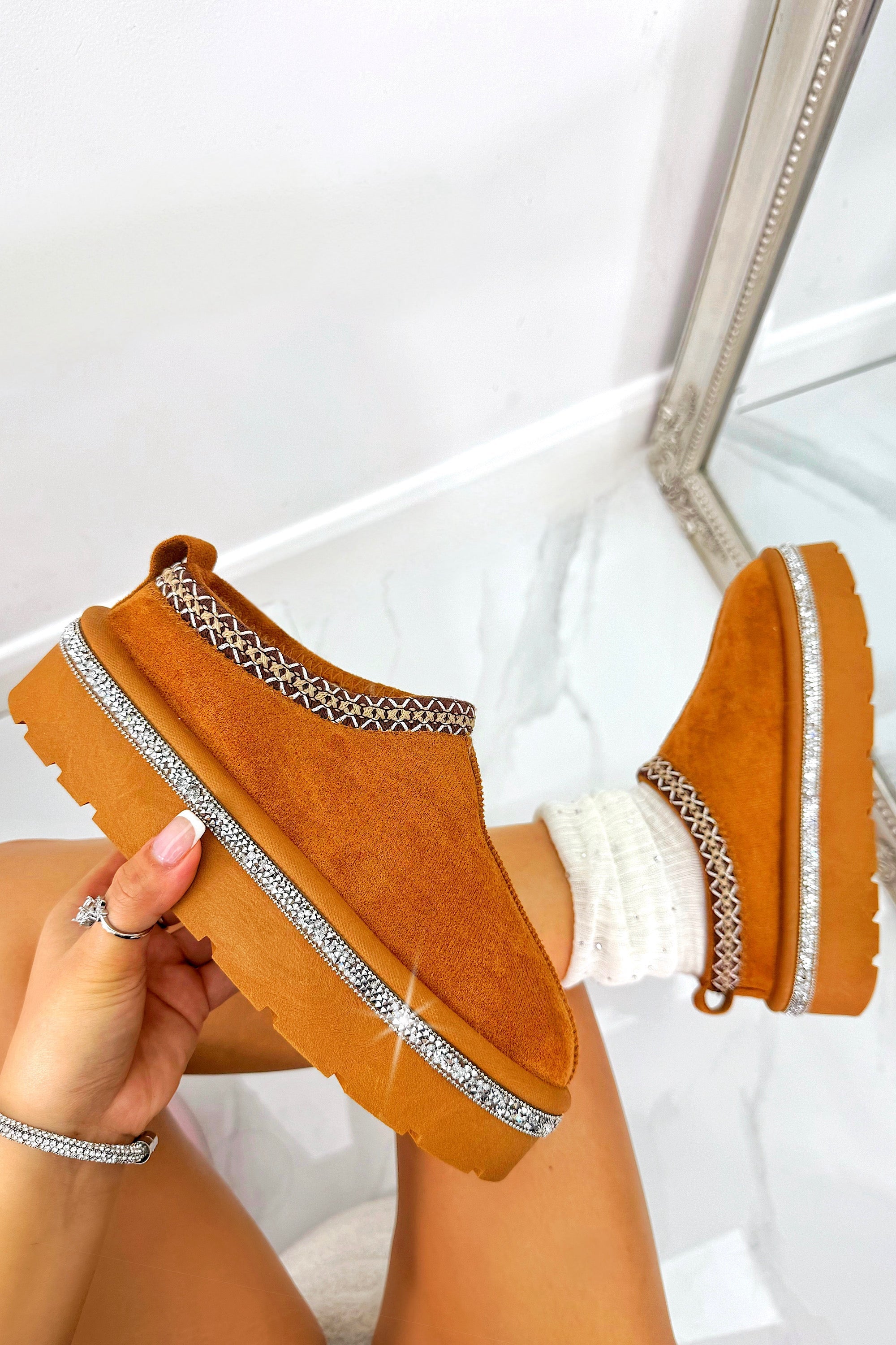 Luxe Kristallen Platform Tazgirl Slippers in Camel met faux-fur voering. 2