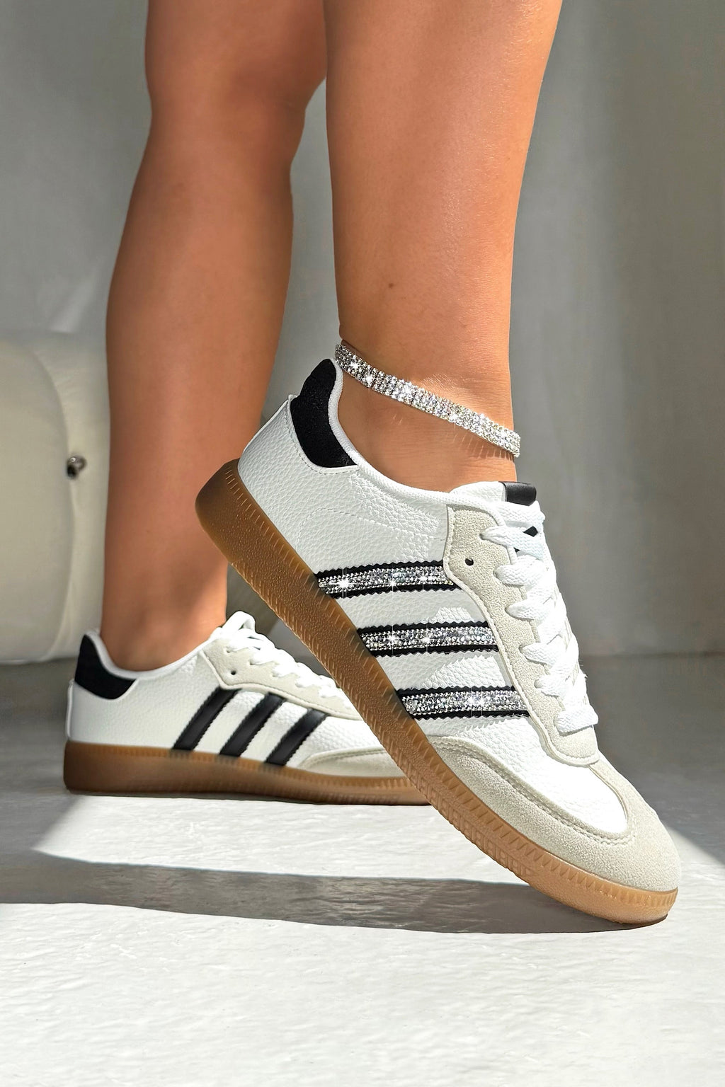 Kristallen Stripe Simba Sneakers in wit, perfect voor elke gelegenheid.