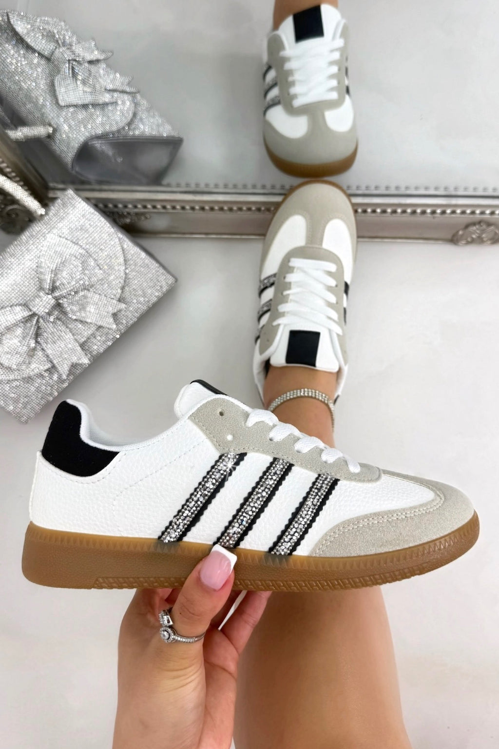 Kristallen Stripe Simba Sneakers in wit, perfect voor elke gelegenheid. 2