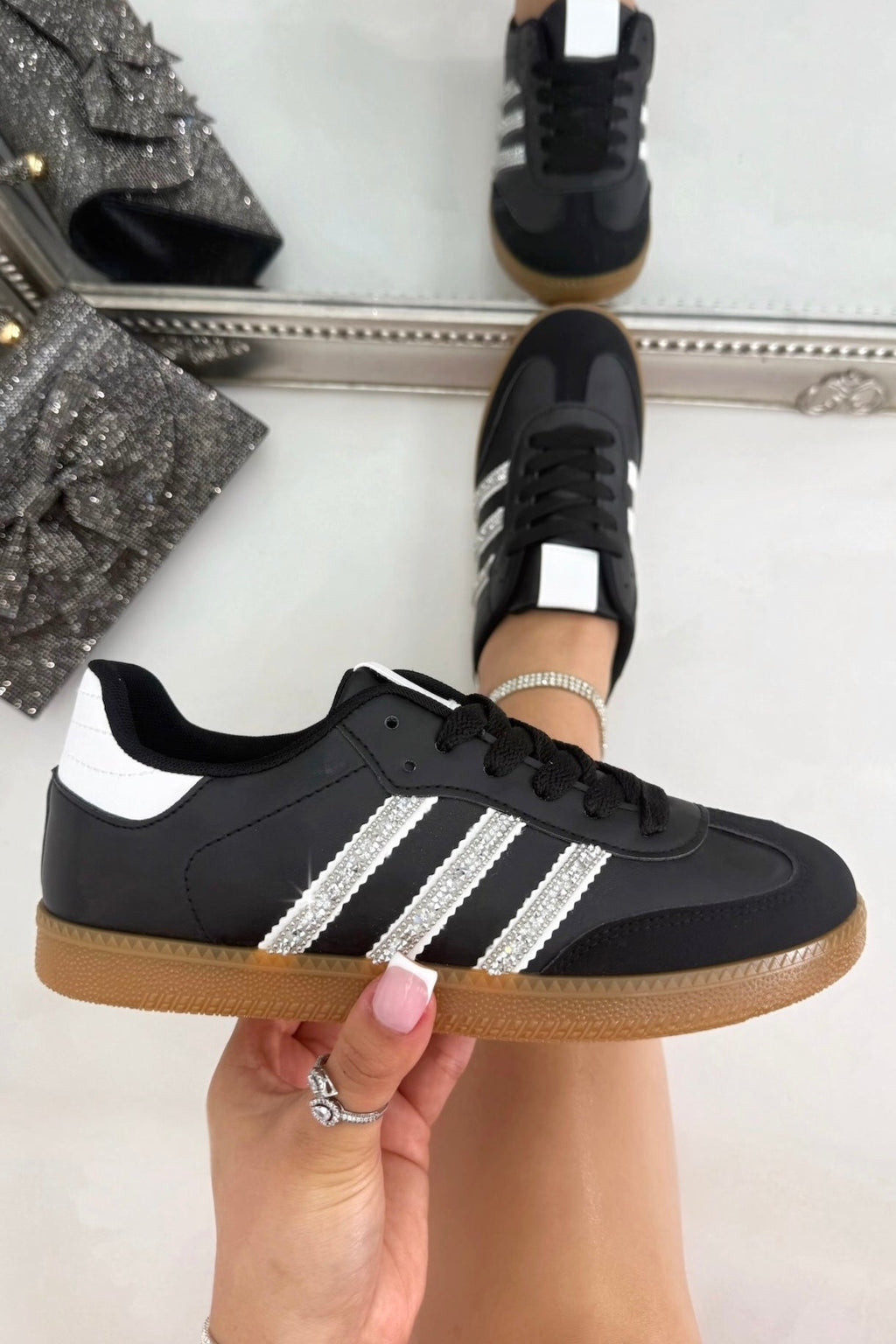 Lemonade Kristallen Stripe Simba Trainers in zwart, perfecte combinatie van stijl en comfort.