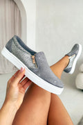 Glamoureuze Kristallen Suède Rits Pumps in grijs met decoratieve details.