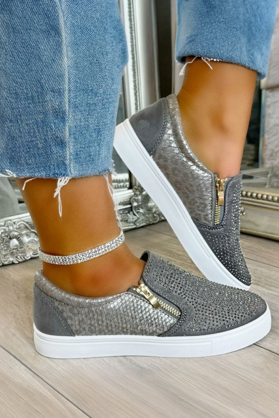 Glamoureuze Kristallen Suède Rits Pumps in grijs met decoratieve details. 2