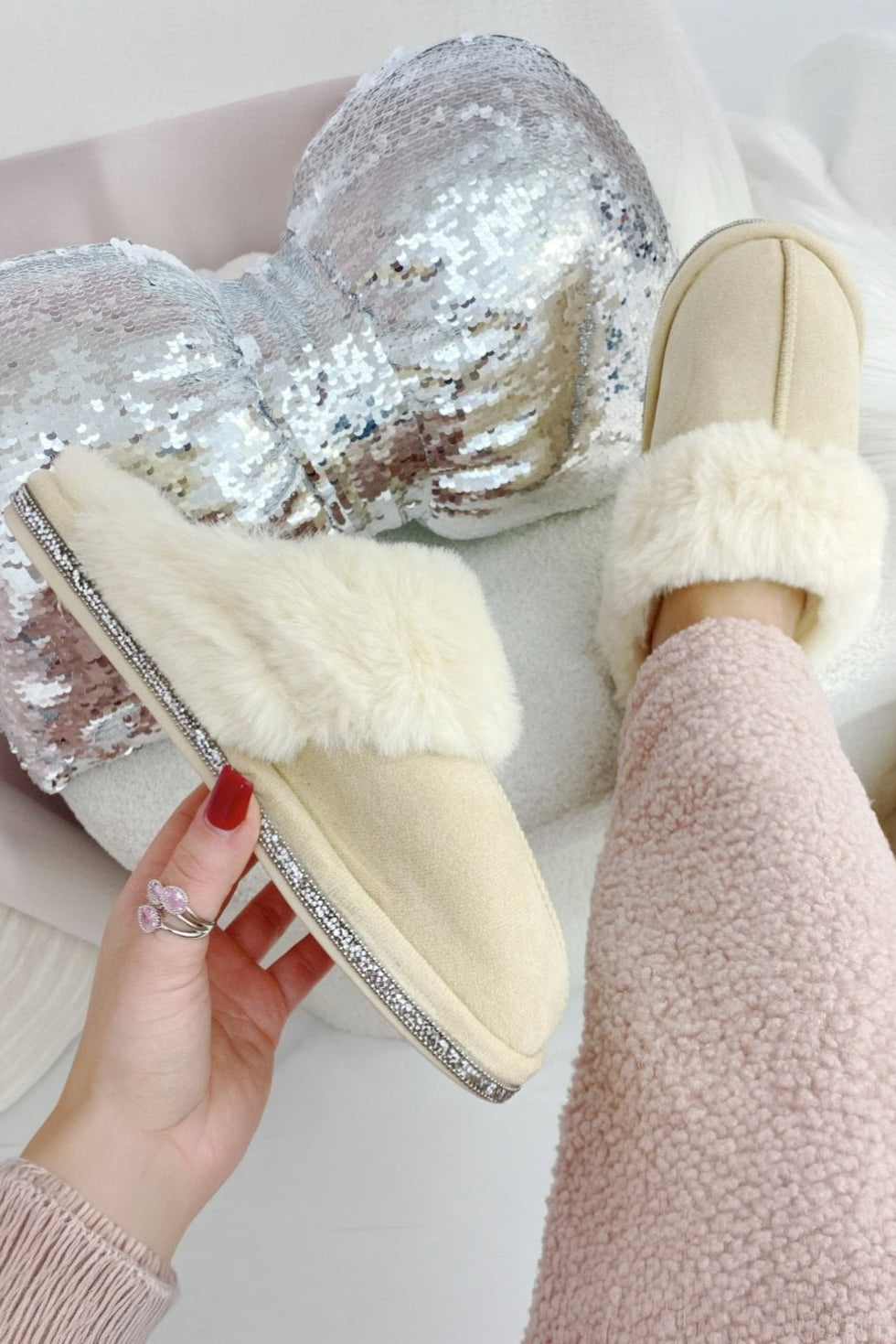 Luxe kristallen trim gezellige slippers in nude kleur. 3