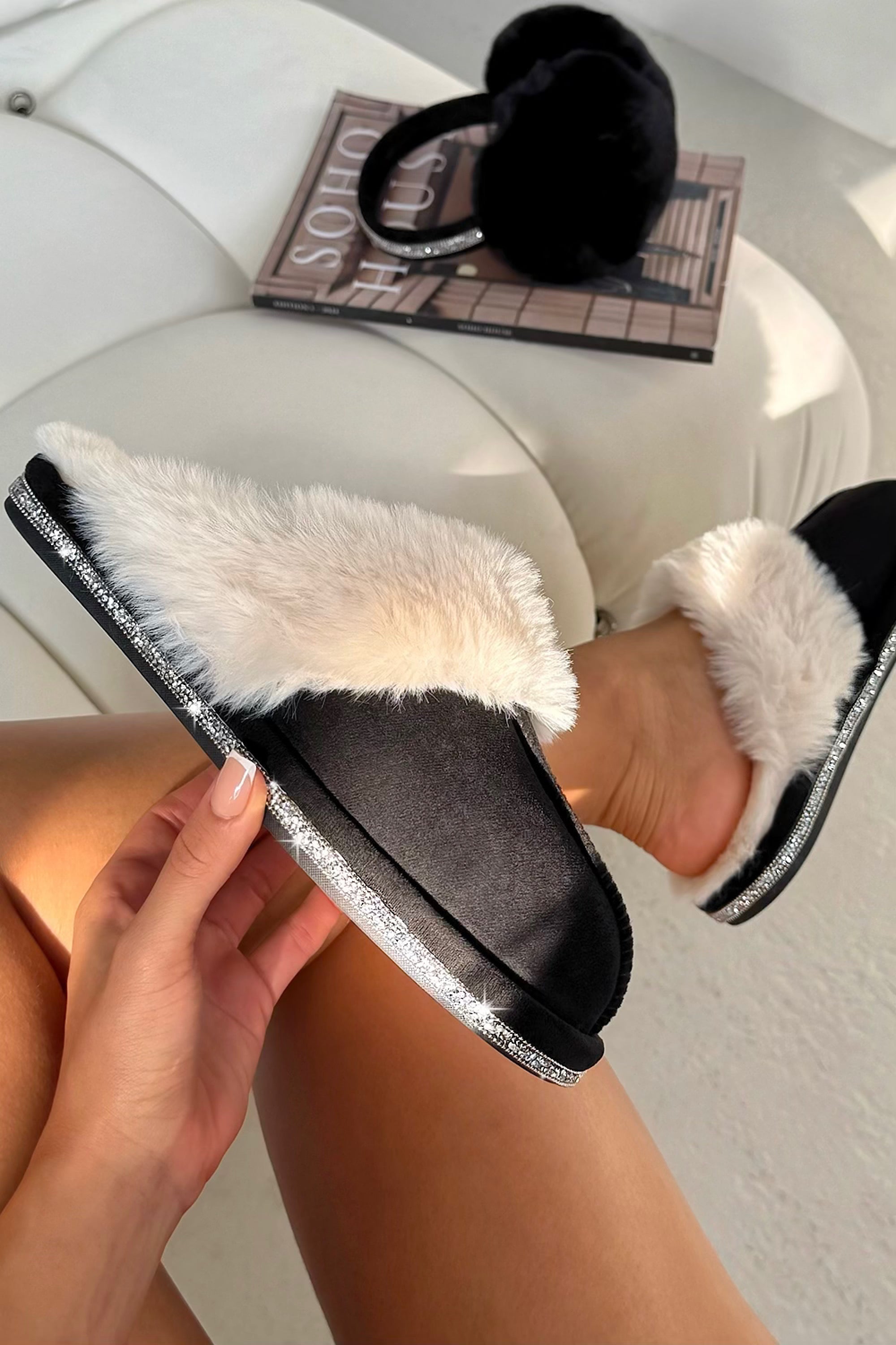 Kristallen trim gezellige slippers in zwart met faux fur