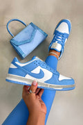 Kristallen Trim Sportieve Sneakers in Blauw met slank ontwerp.
