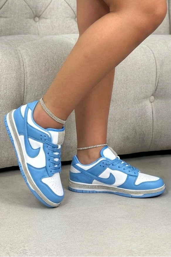 Kristallen Trim Sportieve Sneakers in Blauw met slank ontwerp. 2