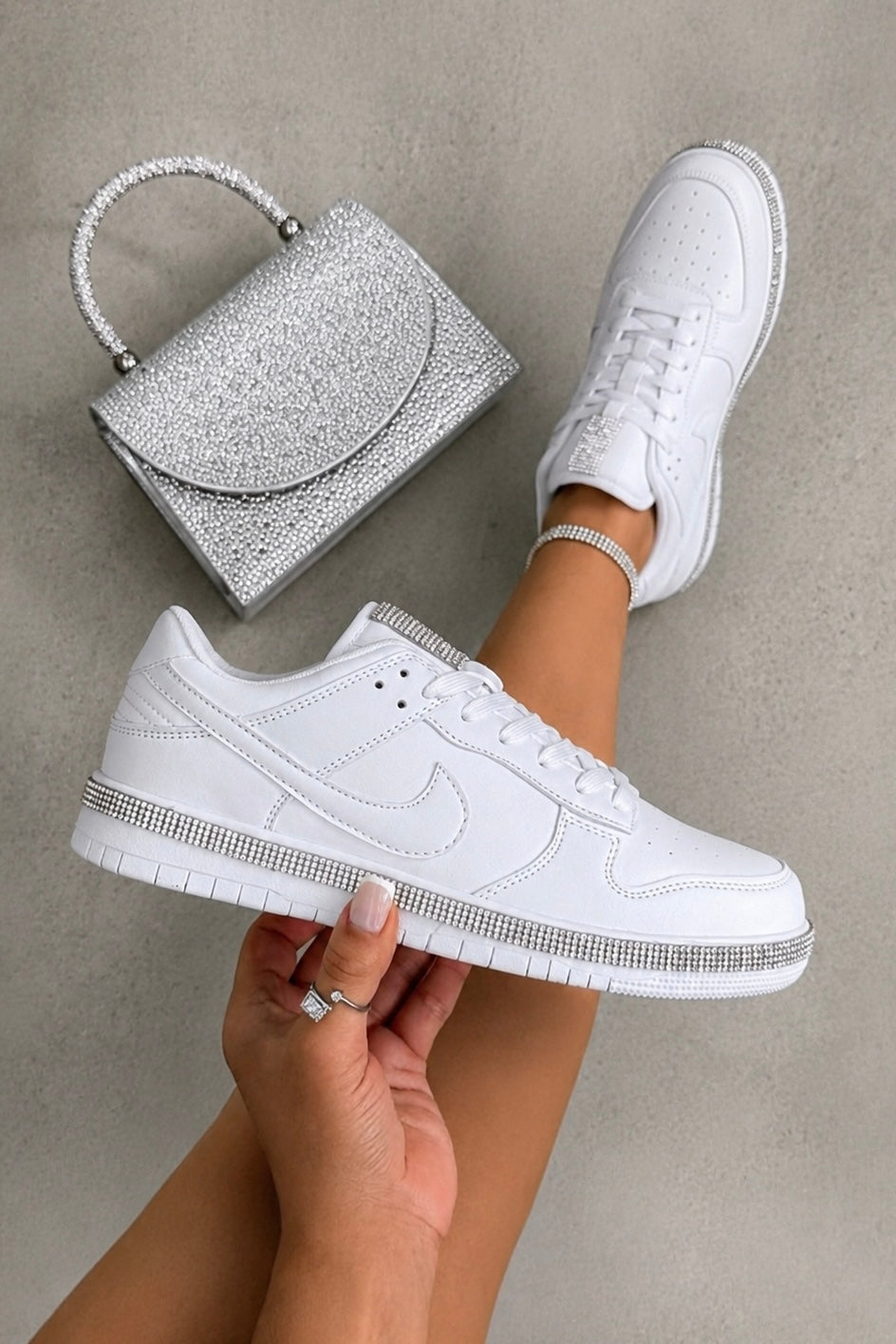 Kristallen Trim Sportieve Sneakers in Wit met Slank ontwerp.