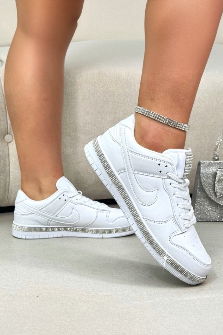 Kristallen Trim Sportieve Sneakers in Wit met Slank ontwerp. 2