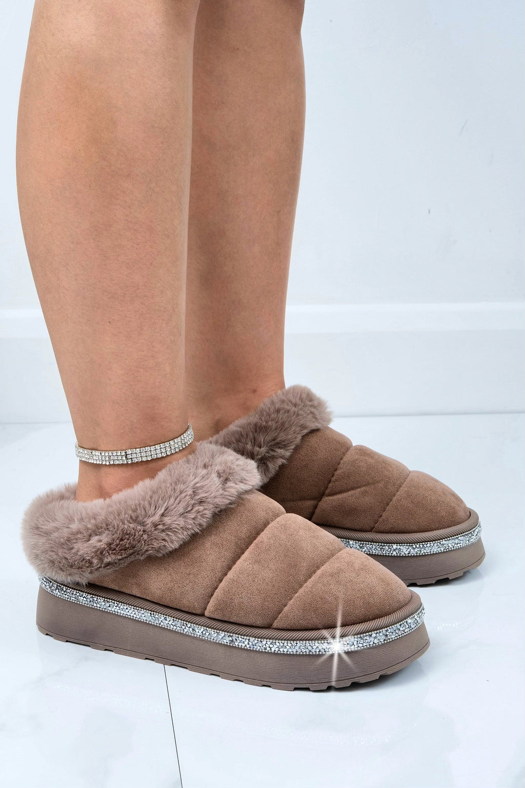 Comfortabele bruin kristallen trim slippers voor thuisgebruik. 8
