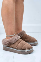 Comfortabele bruin kristallen trim slippers voor thuisgebruik. 8