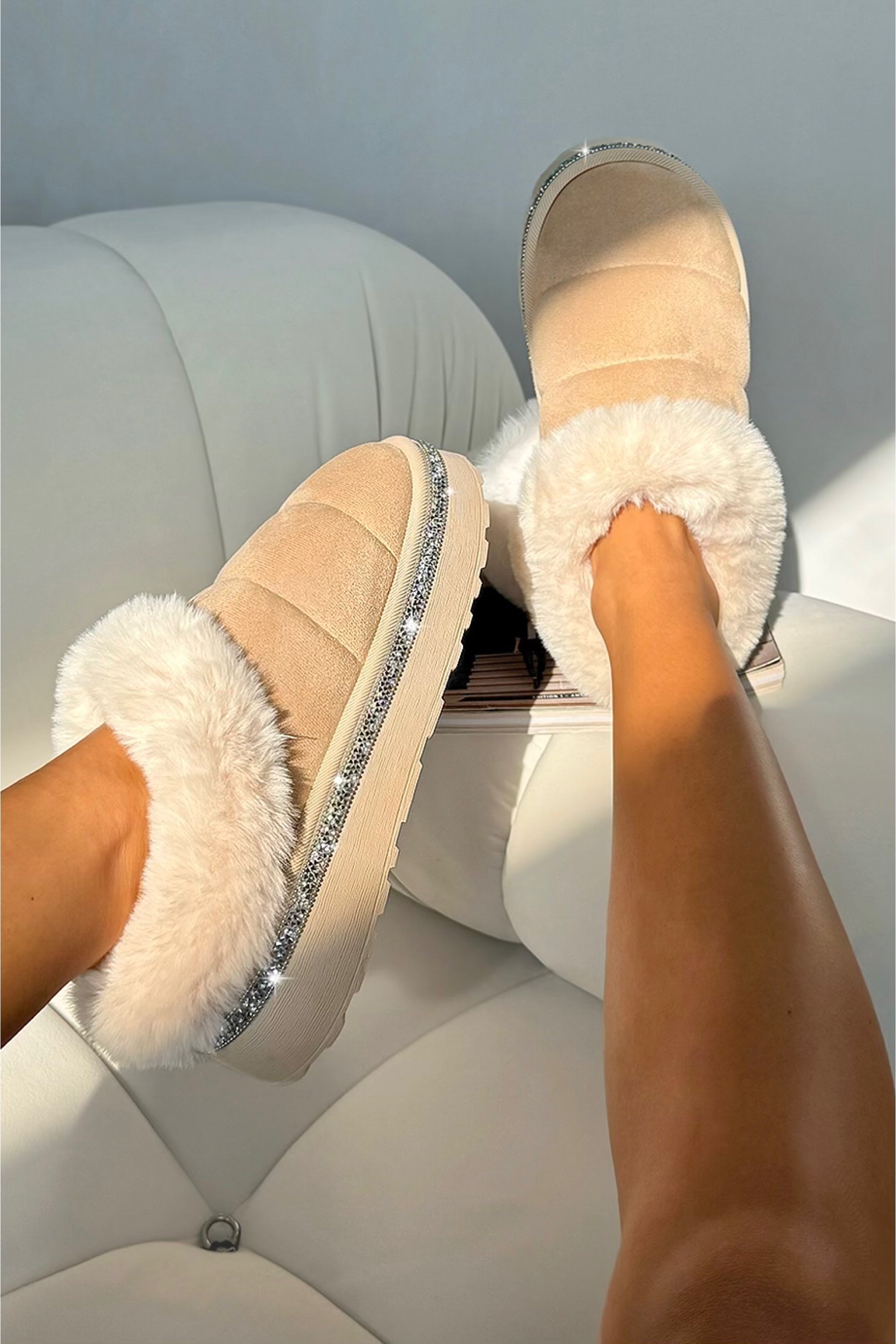Elegante kristallen trim slippers in nude kleur. 2