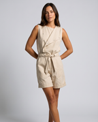 Mouwloze playsuit met tailleband in beige kleur.
