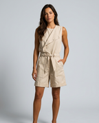Mouwloze playsuit met tailleband in beige kleur. 2