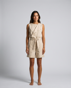Mouwloze playsuit met tailleband in beige kleur. 3