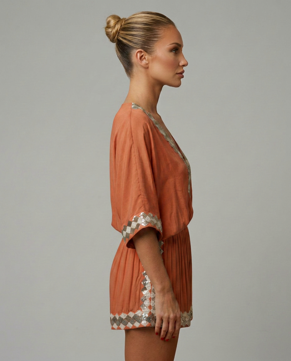 Elegante V-hals playsuit met korte mouwen en embellishments. 10