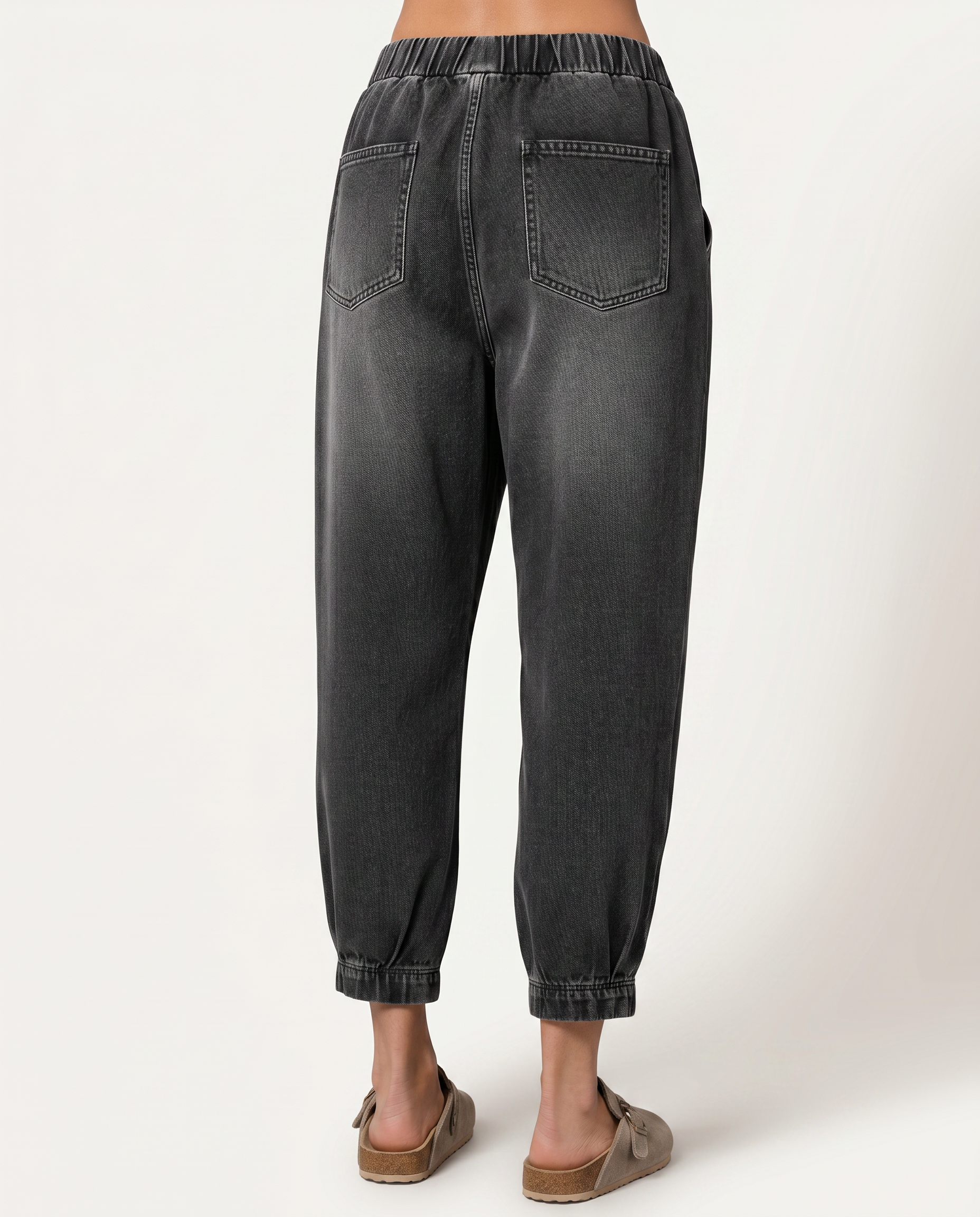 Comfortabele tapered jeans met elastische taille in zwart. 2