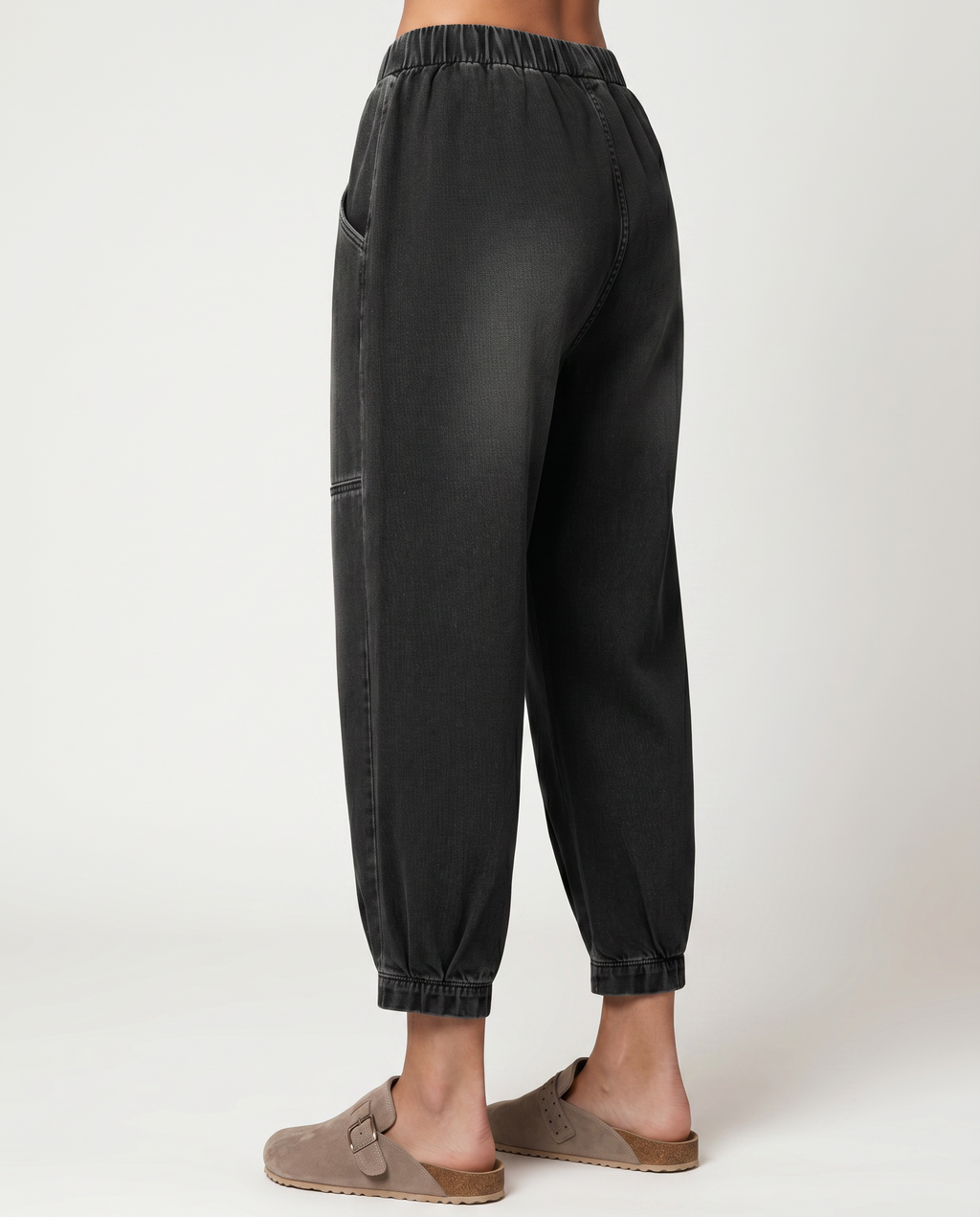 Comfortabele tapered jeans met elastische taille in zwart. 3