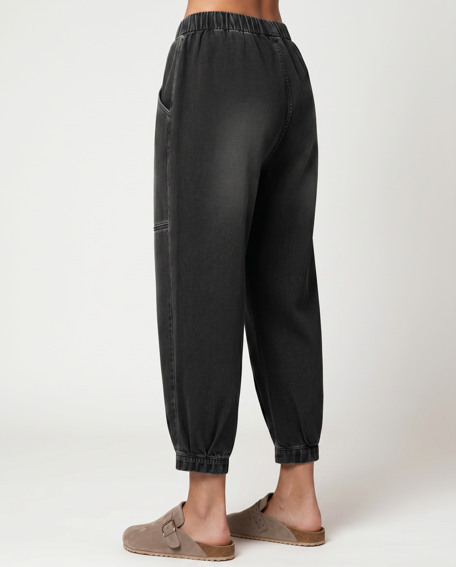 Comfortabele tapered jeans met elastische taille in zwart. 3