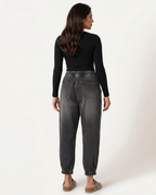 Comfortabele tapered jeans met elastische taille in zwart. 5