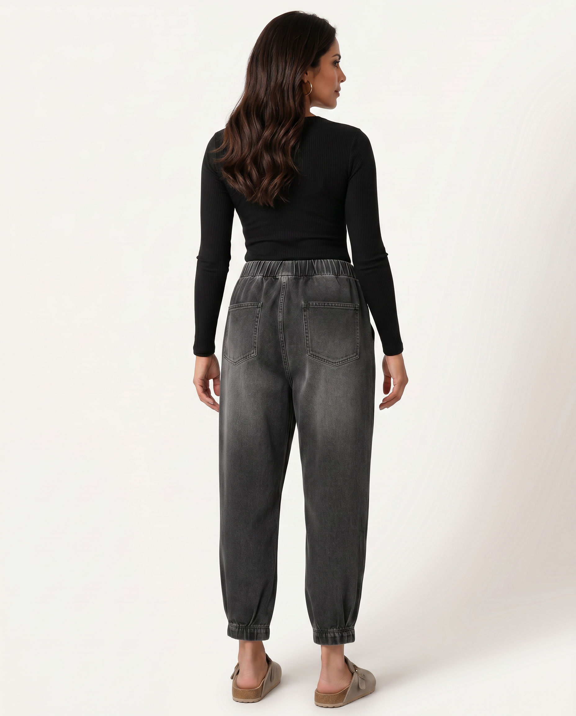 Comfortabele tapered jeans met elastische taille in zwart. 5