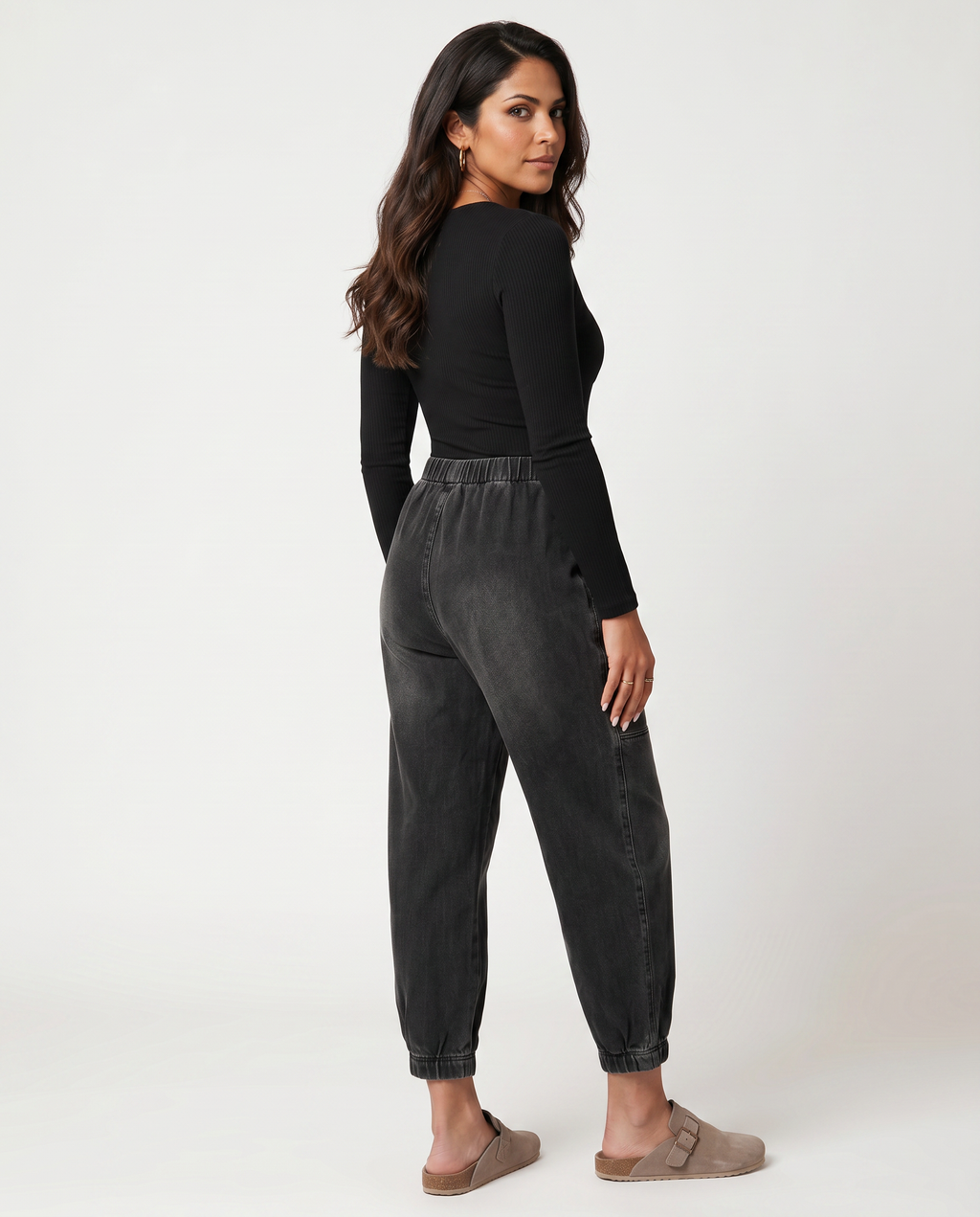 Comfortabele tapered jeans met elastische taille in zwart. 6
