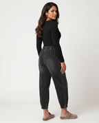 Comfortabele tapered jeans met elastische taille in zwart. 6
