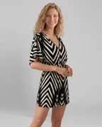 Stijlvolle Ronda playsuit met geometrische print en V-hals. 5