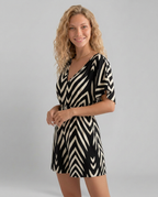 Stijlvolle Ronda playsuit met geometrische print en V-hals. 6