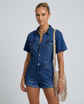Stijlvolle korte denim playsuit met knoop-up voorkant en praktische zakken.