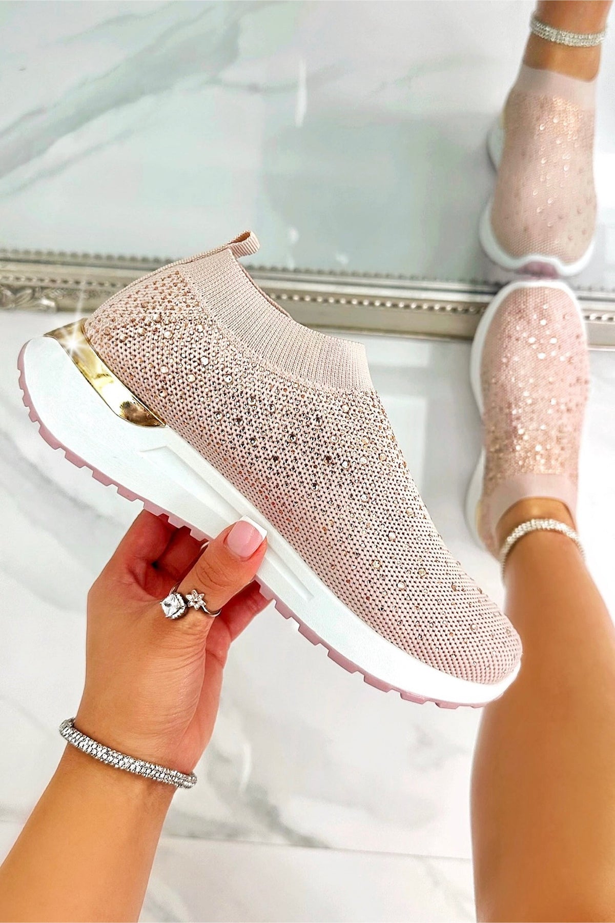 Sprankelende Elevate Sculpt Sole Stretch Slip On Trainers in roze kleur.