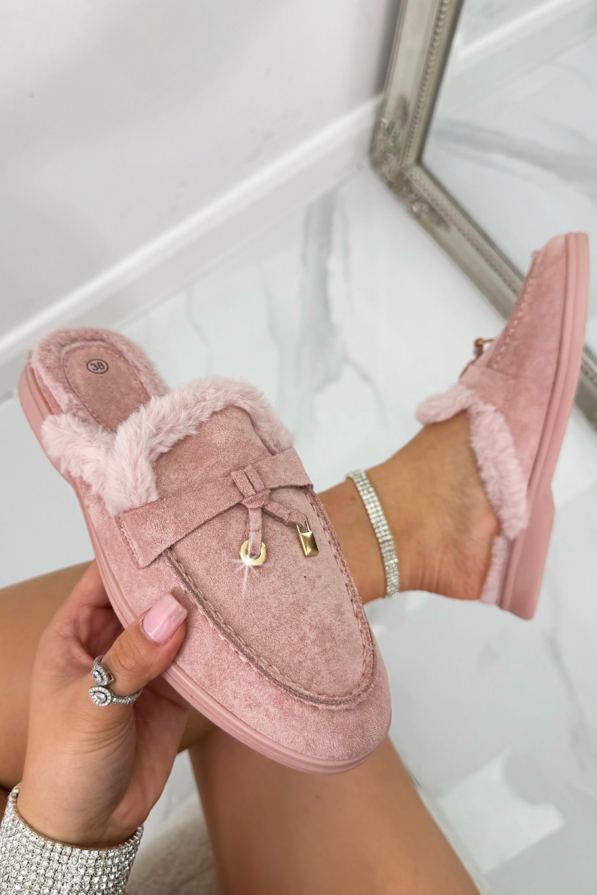 Luxe roze fluwelen instapmuilen met nepbont. 5