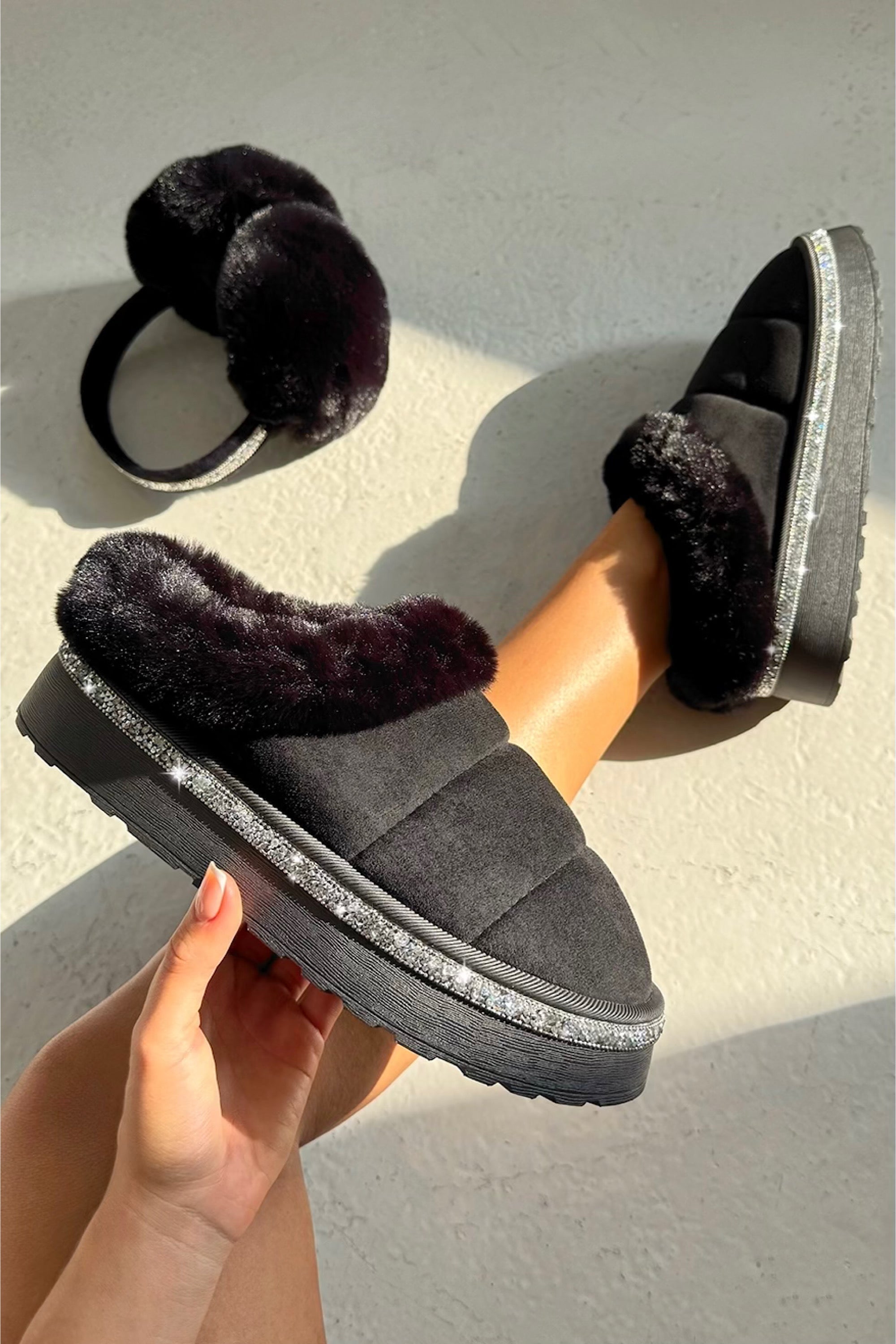 Zachte slippers met crystal trim in zwart.