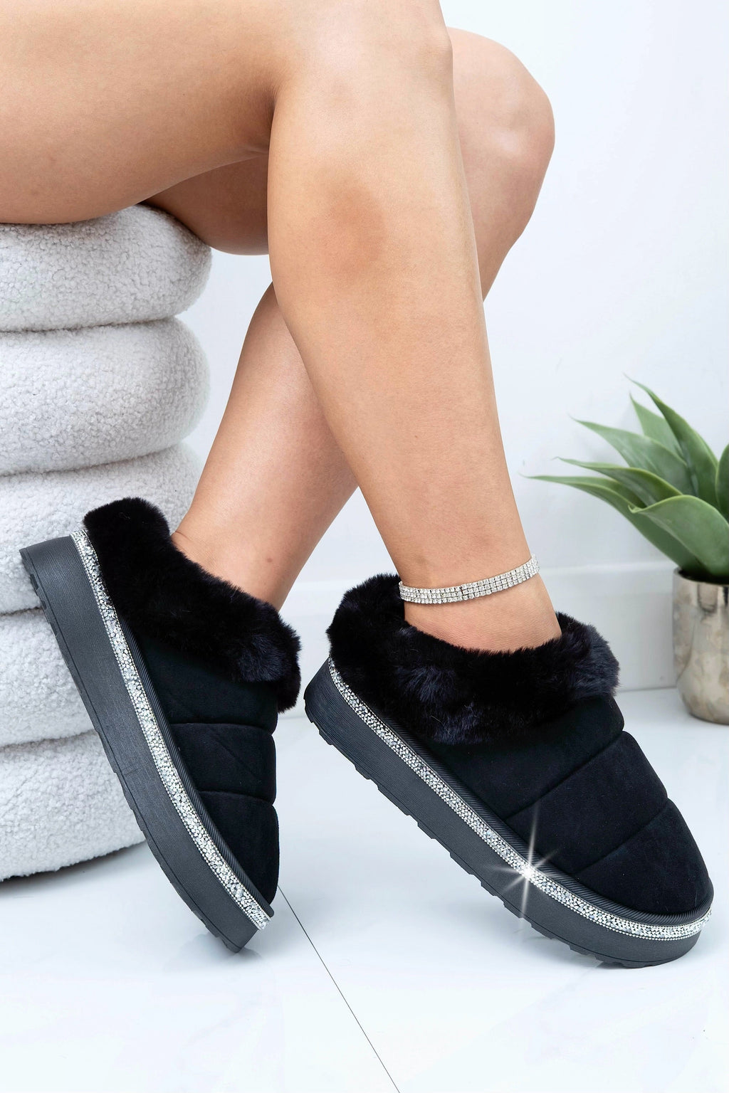 Zachte slippers met crystal trim in zwart. 2