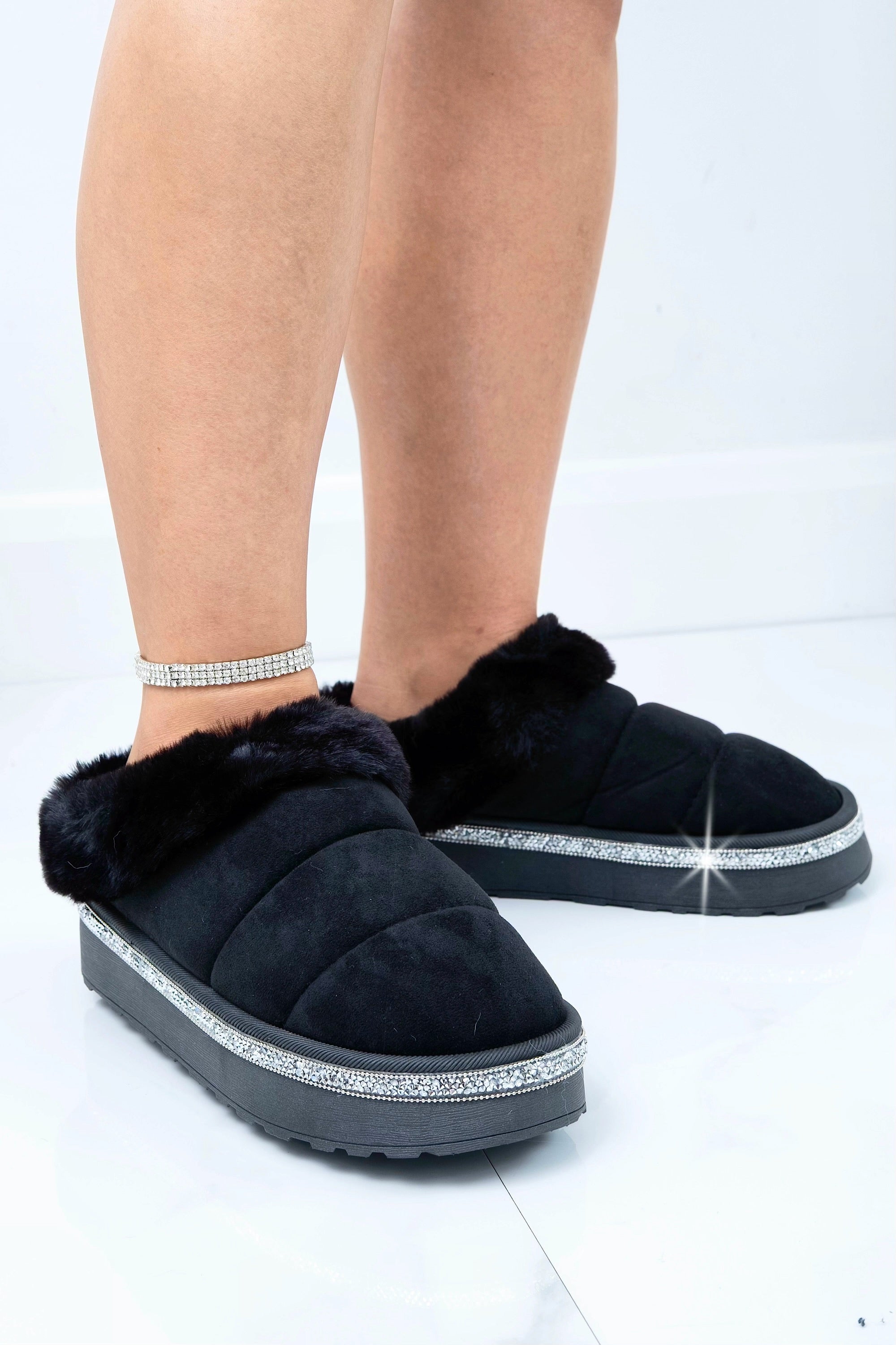 Zachte slippers met crystal trim in zwart. 4